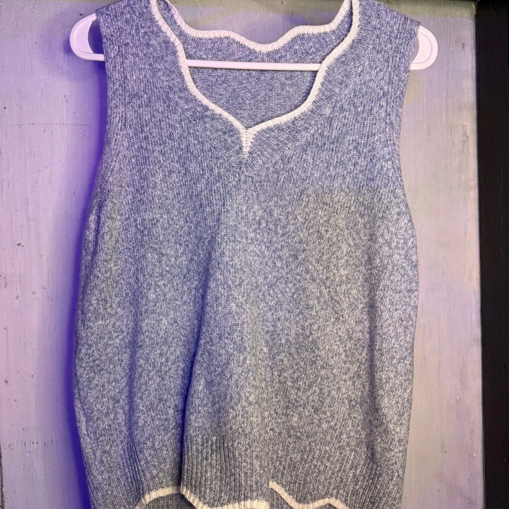 SHEIN Gray Knit V-Neck Sleeveless Sweater Vest with Cream Trim